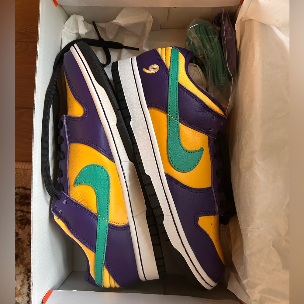 Limited Edition Nike Dunk Low Lisa Leslie
DO9581-500 for Women